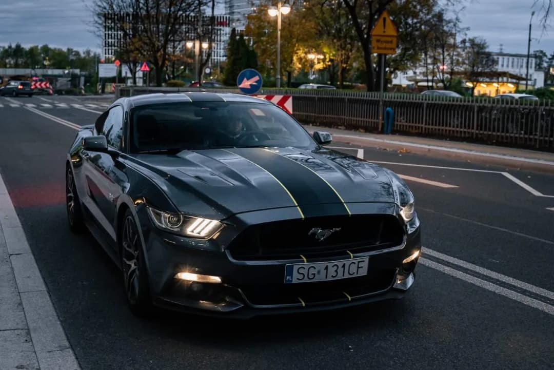 Ile naprawdę kosztuje wypożyczenie Mustanga? Sprawdź ceny i oszczędzaj!