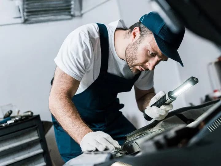 Jak odpowietrzyć sprzęgło w samochodzie i uniknąć problemów z jazdą