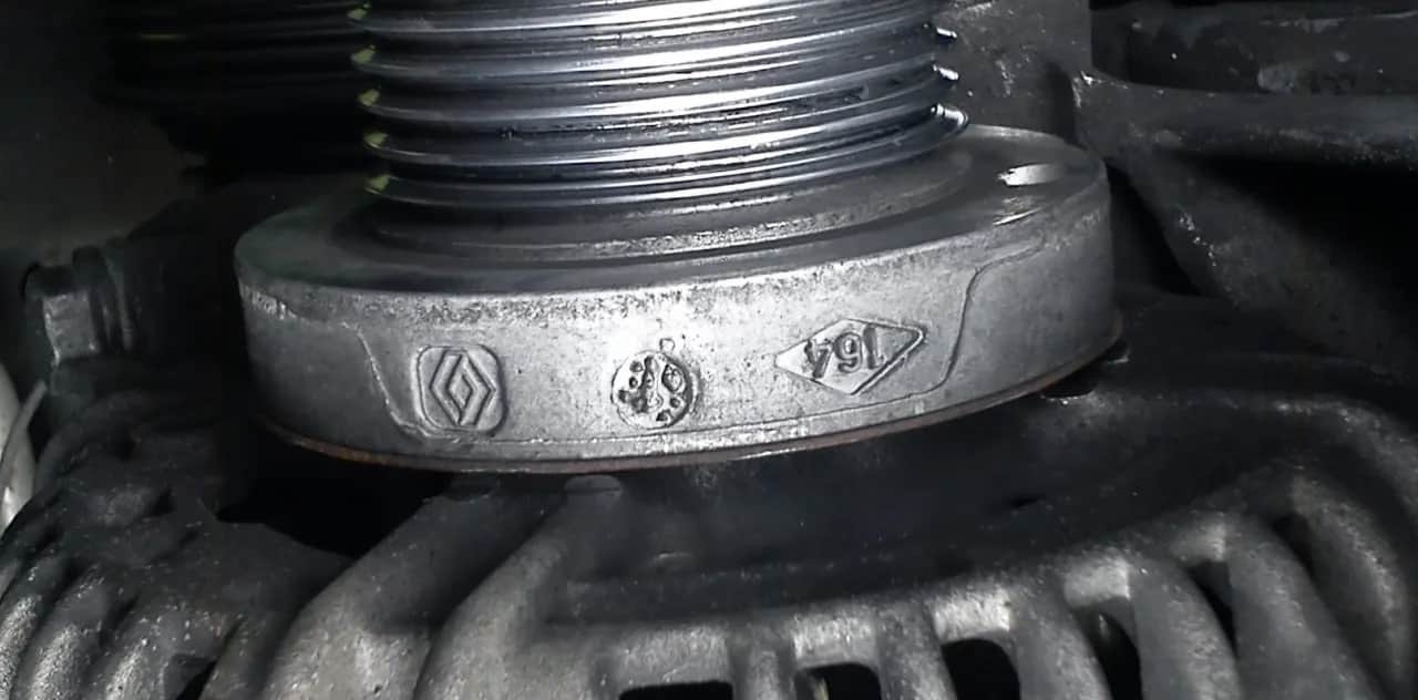 Jak wyciągnąć alternator z Renault Megane bez zbędnych problemów
