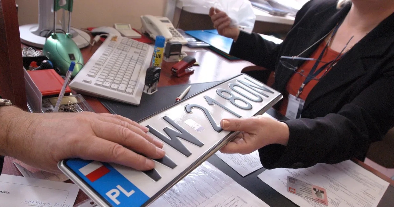 Ile kosztuje rejestracja samochodu bez zmiany tablic – uniknij zbędnych opłat