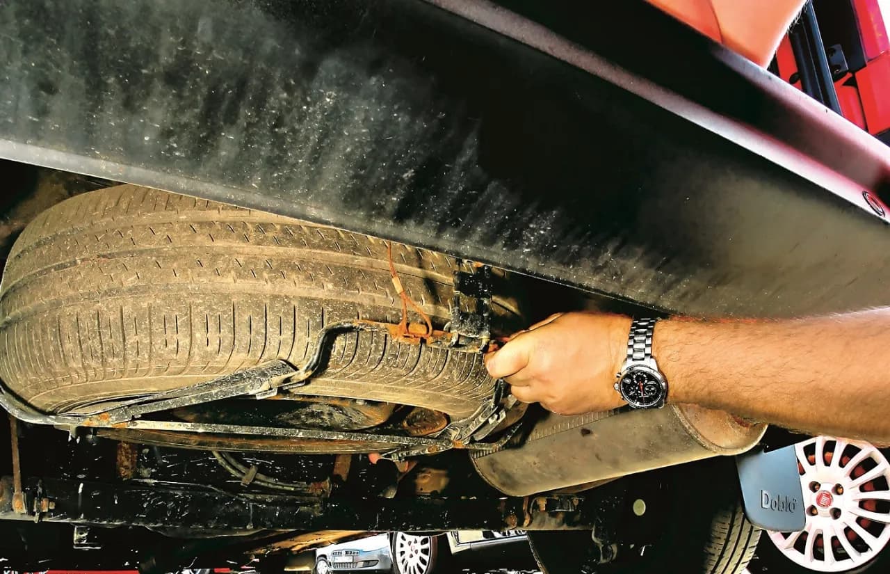 Jak wyjąć koło zapasowe Peugeot 5008 i uniknąć problemów na drodze