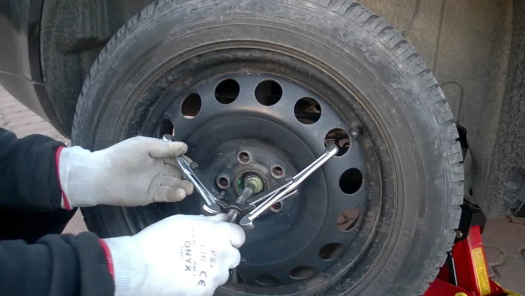 Jak łatwo i bezpiecznie zdjąć koło zapasowe w Citroen Jumper – krok po kroku