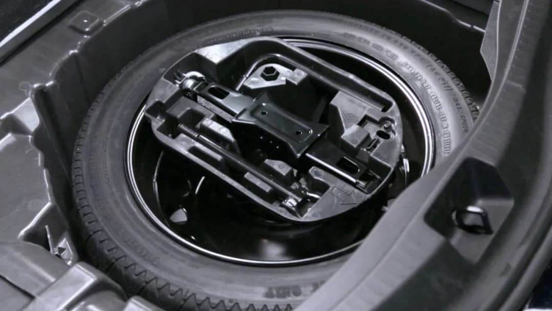 Gdzie dokładnie znajduje się koło zapasowe w Ford S-Max? Sprawdź teraz!