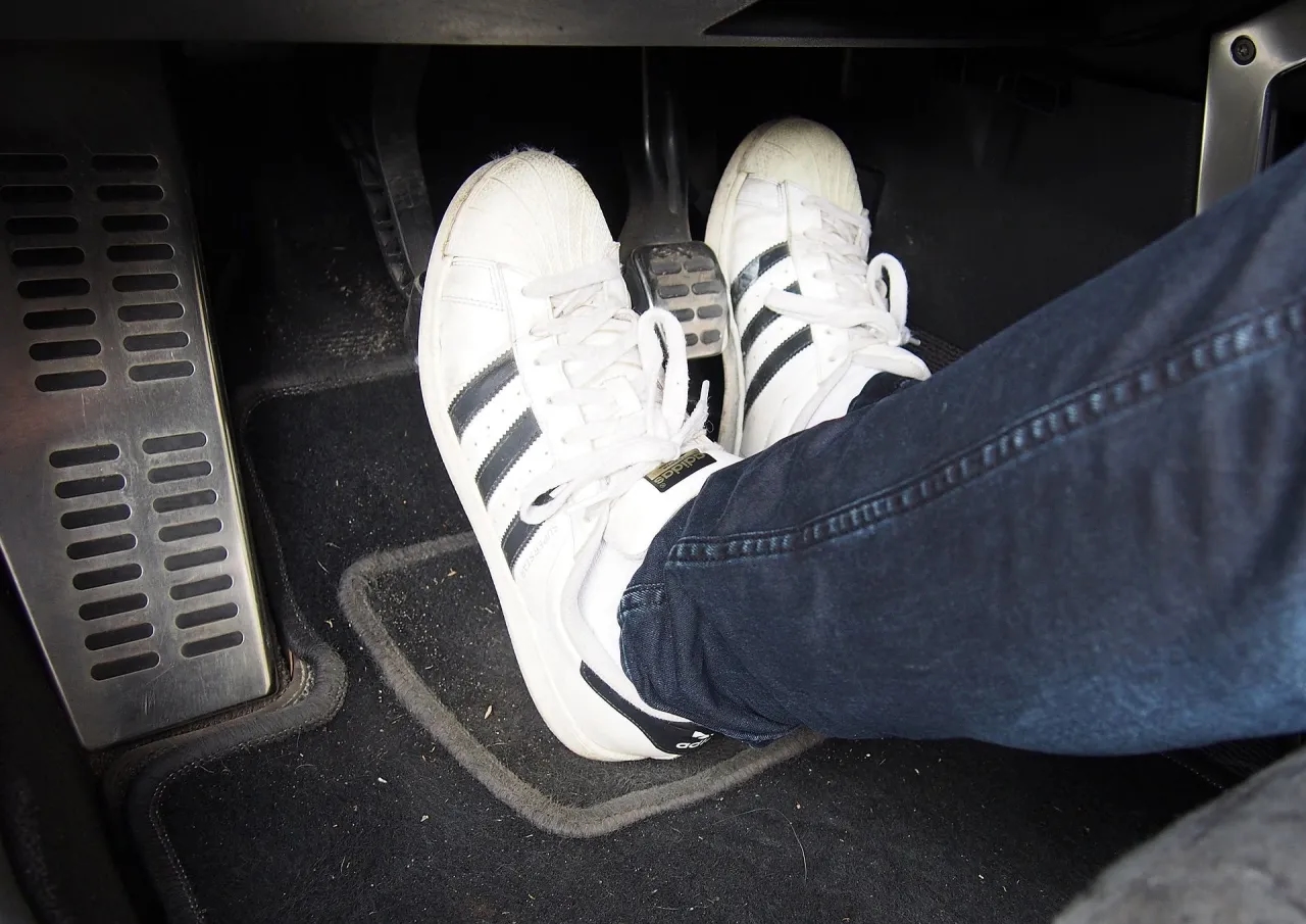 Jak prawidłowo trzymać nogę na sprzęgle i uniknąć błędów w prowadzeniu auta