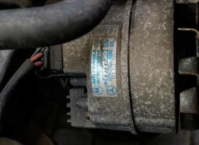 Objawy uszkodzonego regulatora napięcia alternatora – jak je rozpoznać i uniknąć kosztownych napraw