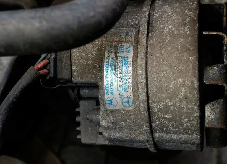 Objawy uszkodzonego regulatora napięcia alternatora – jak je rozpoznać i uniknąć kosztownych napraw
